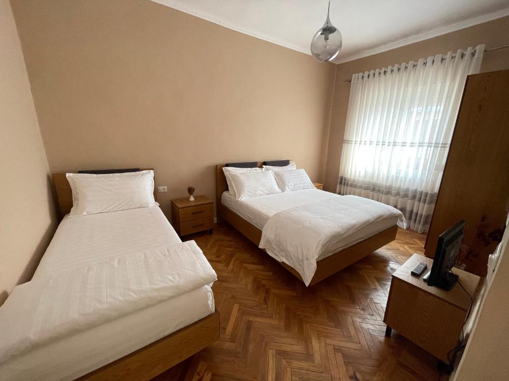 Joni & Joy Center Apartment - Image 6