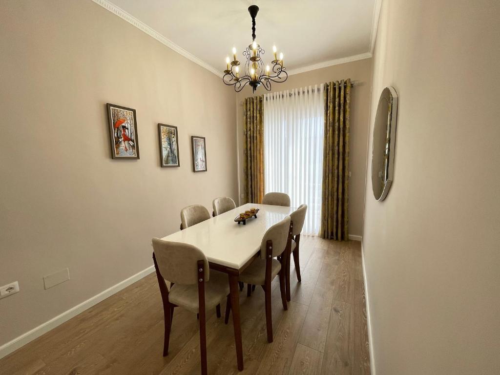Joni & Joy Center Apartment - Image 8