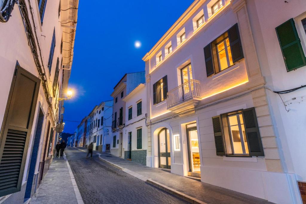 a street in an old town at night w obiekcie Hotel S'Antiga Adults Only w mieście Es Mercadal
