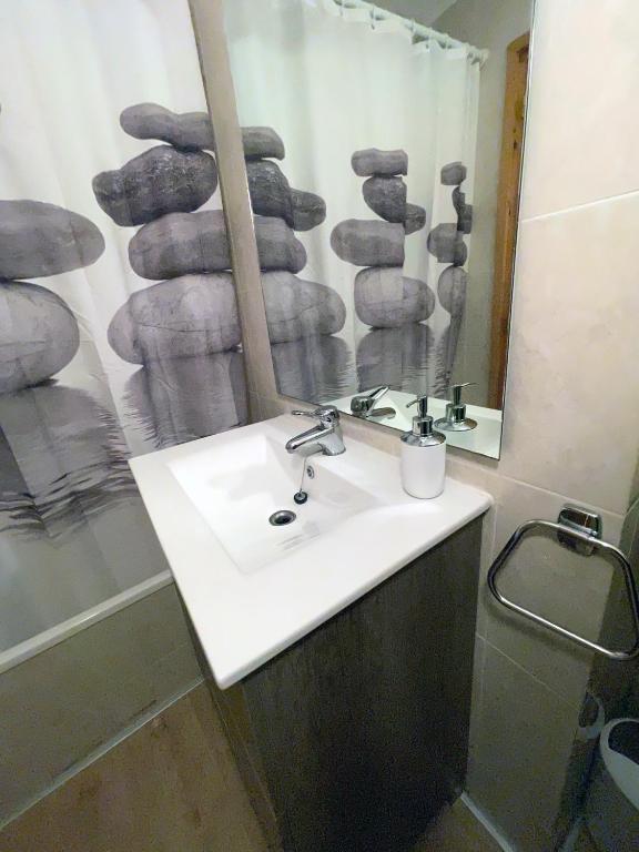 A bathroom at Apartaments Albiñana