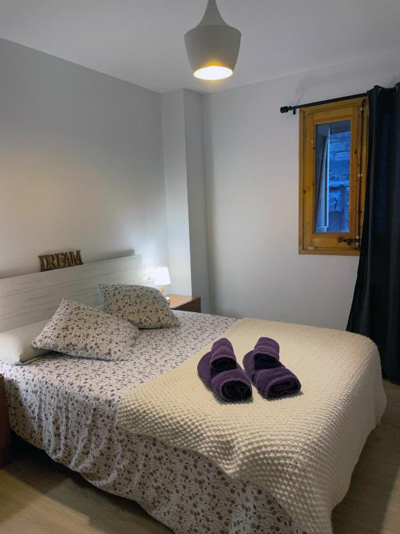 A bed or beds in a room at Apartaments Albiñana