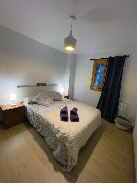 A bed or beds in a room at Apartaments Albiñana