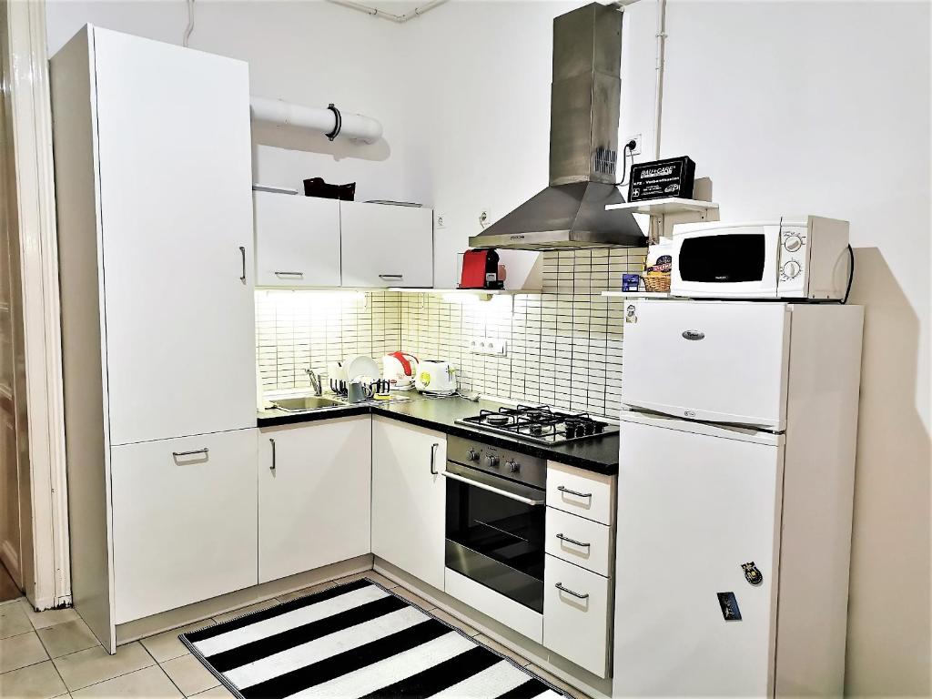 A kitchen or kitchenette at ORANGEHOMES Central Market Hall apartment