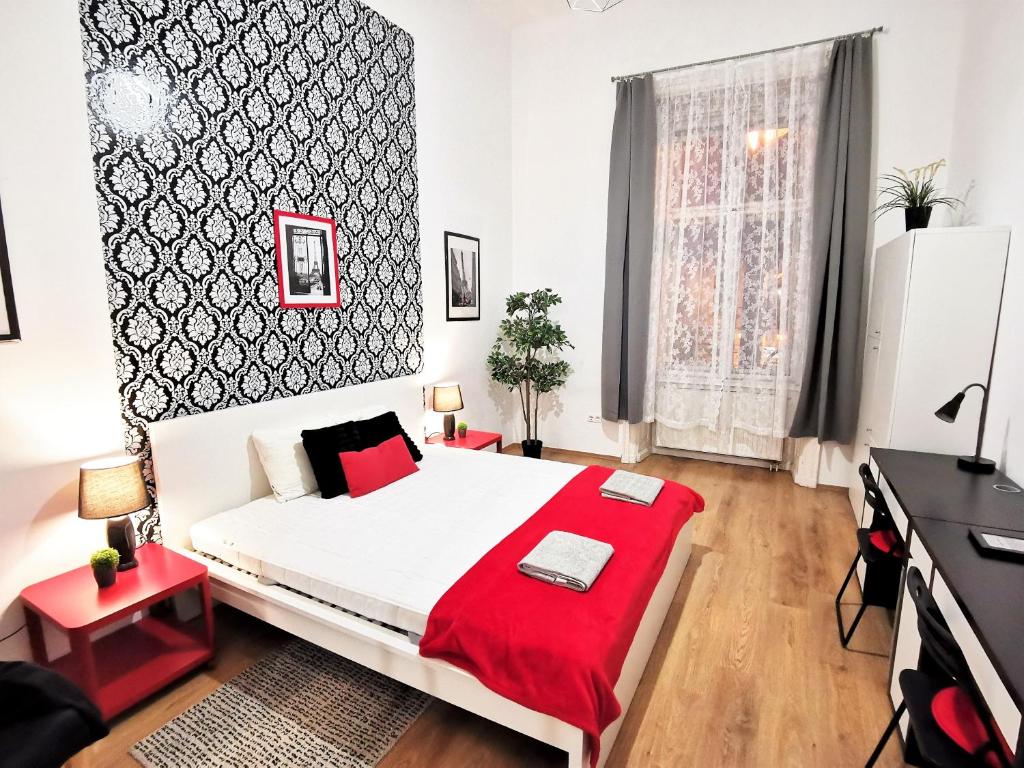 A bed or beds in a room at ORANGEHOMES Central Market Hall apartment