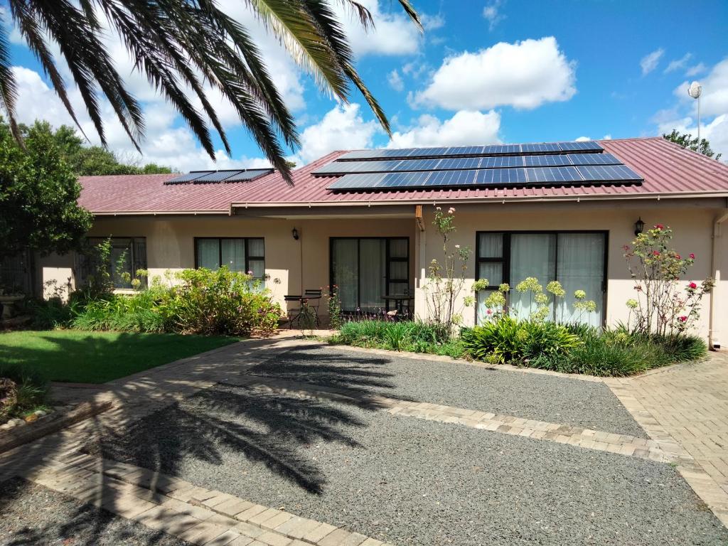 una casa con paneles solares en el techo en Turn and slip en Bloemfontein