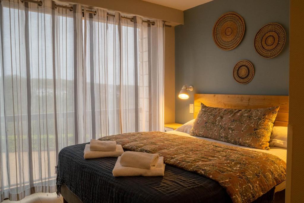 Cama o camas de una habitación en Logis Hôtels - Le Belvédère - Hôtel 2 étoiles et Restaurant