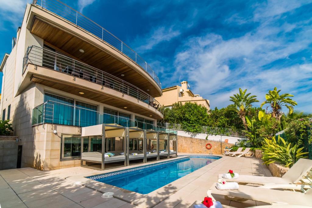 阿爾庫迪亞的住宿－Ideal Property Mallorca - Villa Sammy，享有带游泳池的房屋外部景致