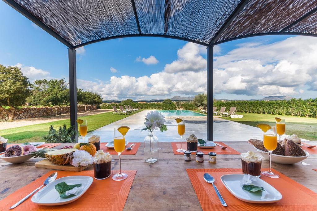 an outdoor dining table with a view of a pool at Ideal Property Mallorca - Pleta in Manacor