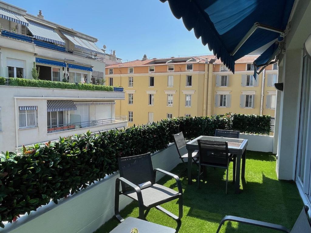 un patio avec des chaises et une table sur un balcon dans l'établissement Reine Marie :Top floor Carré d'or avec accès direct à la mer, à Nice