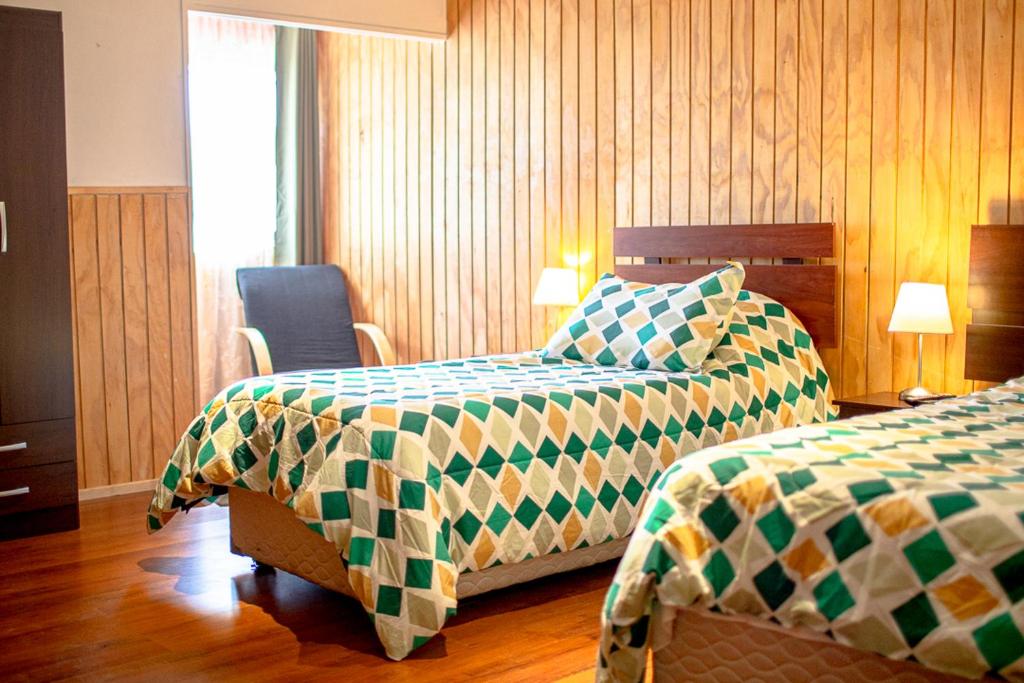 En eller flere senger på et rom på Roble Austral Hostal