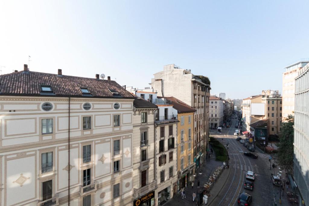 widok na ulicę w mieście z budynkami w obiekcie Via Torino Apartment 3 w Mediolanie