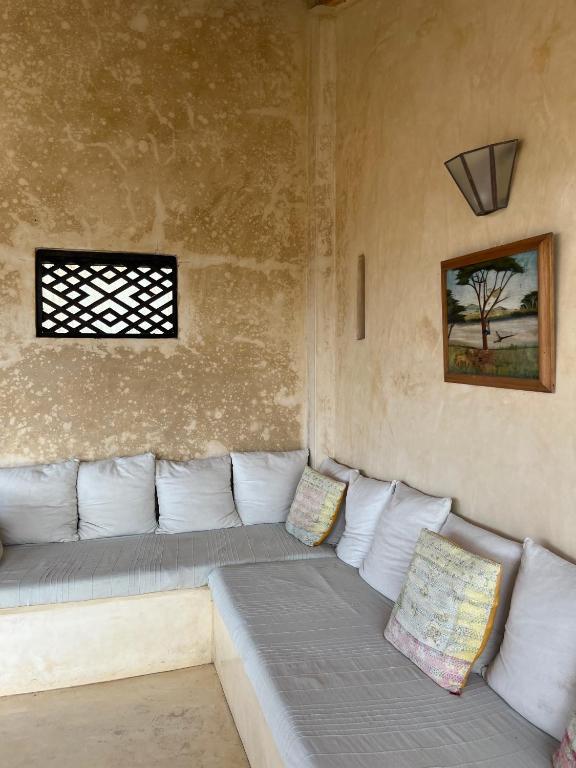 Area soggiorno di Subira House