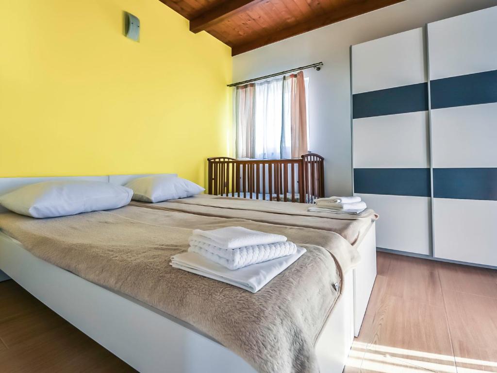 Posteľ alebo postele v izbe v ubytovaní Apartment Anić-4 by Interhome