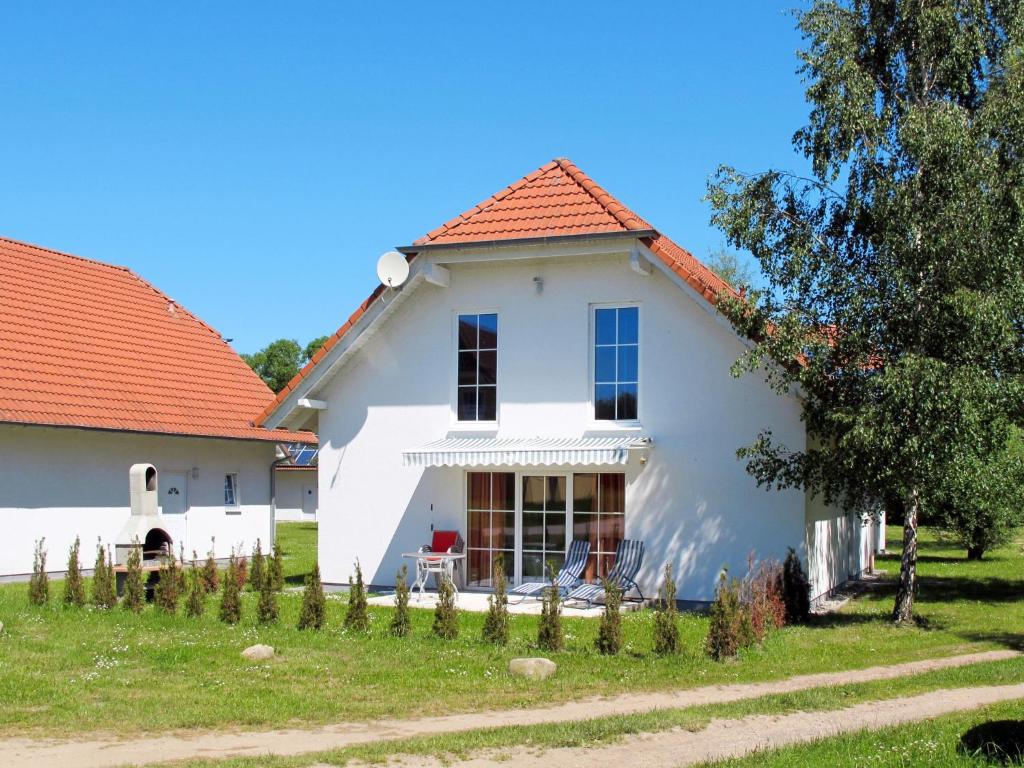 ein weißes Haus mit orangefarbenem Dach in der Unterkunft Holiday Home Ferienpark Verchen-1 by Interhome in Verchen