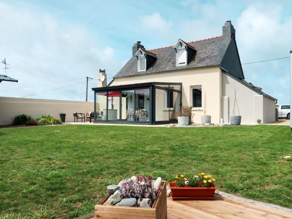 une maison avec un jardin devant dans l'établissement Holiday Home Avel Dro by Interhome, à Pleubian