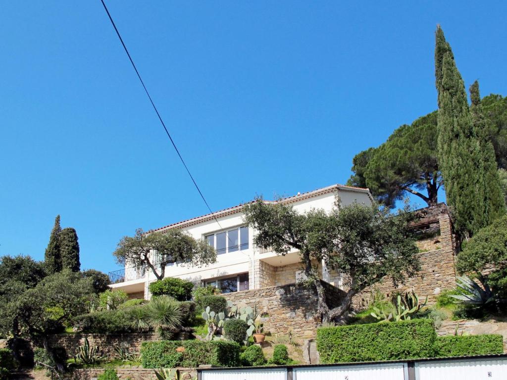 une maison sur une colline avec des arbres et des buissons dans l'établissement Apartment Villa Montemare Colette by Interhome, au Lavandou