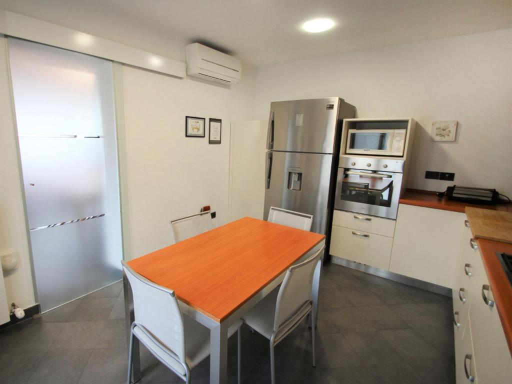 A kitchen or kitchenette at Holiday Home Dada by Interhome
