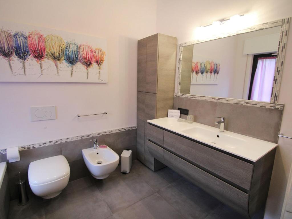 A bathroom at Holiday Home Dada by Interhome