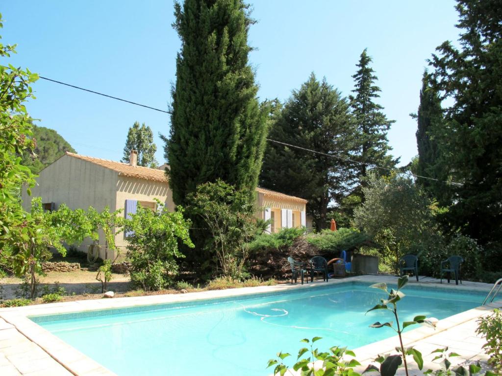 una piscina frente a una casa en Holiday Home La Rouveyrolle - BSC130 by Interhome, en Tresques