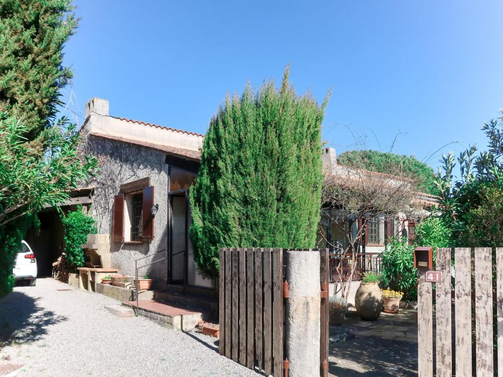 普朗德拉图尔Holiday Home Lou Mazet by Interhome的树屋前的围栏