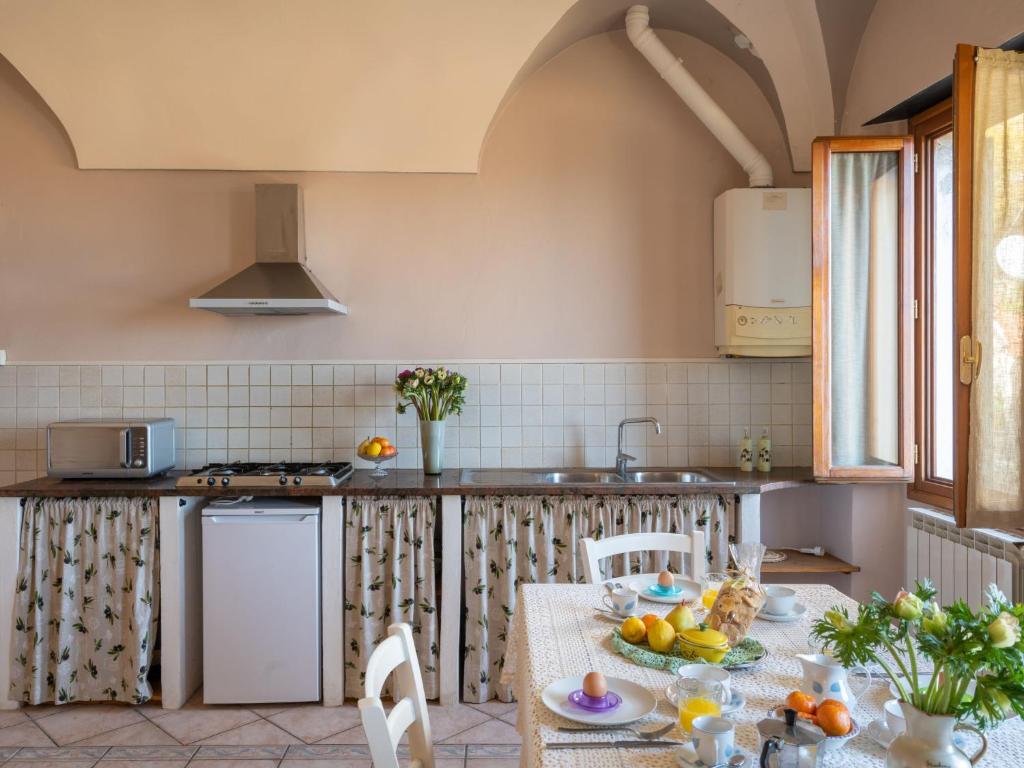 Η κουζίνα ή μικρή κουζίνα στο Apartment Le Volte - PTB190 by Interhome