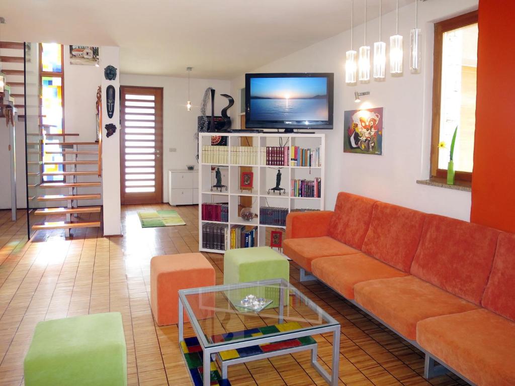 Televízia a/alebo spoločenská miestnosť v ubytovaní Holiday Home Valek by Interhome