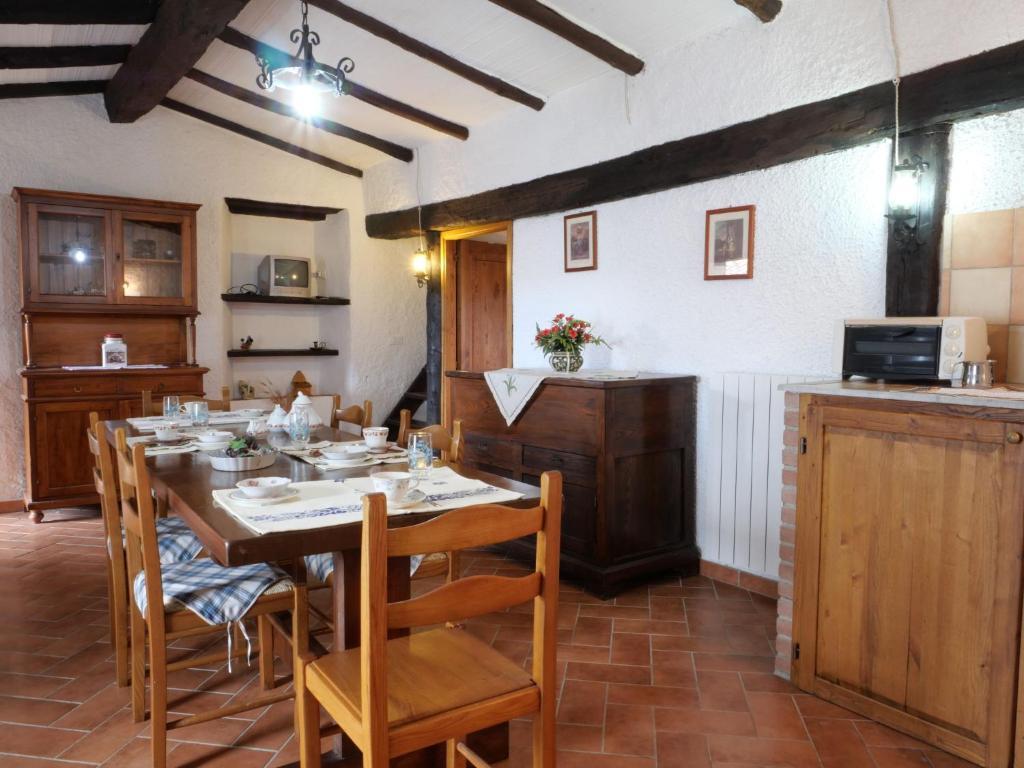 Kuchyňa alebo kuchynka v ubytovaní Apartment Rosa - Borgo la Civitella by Interhome