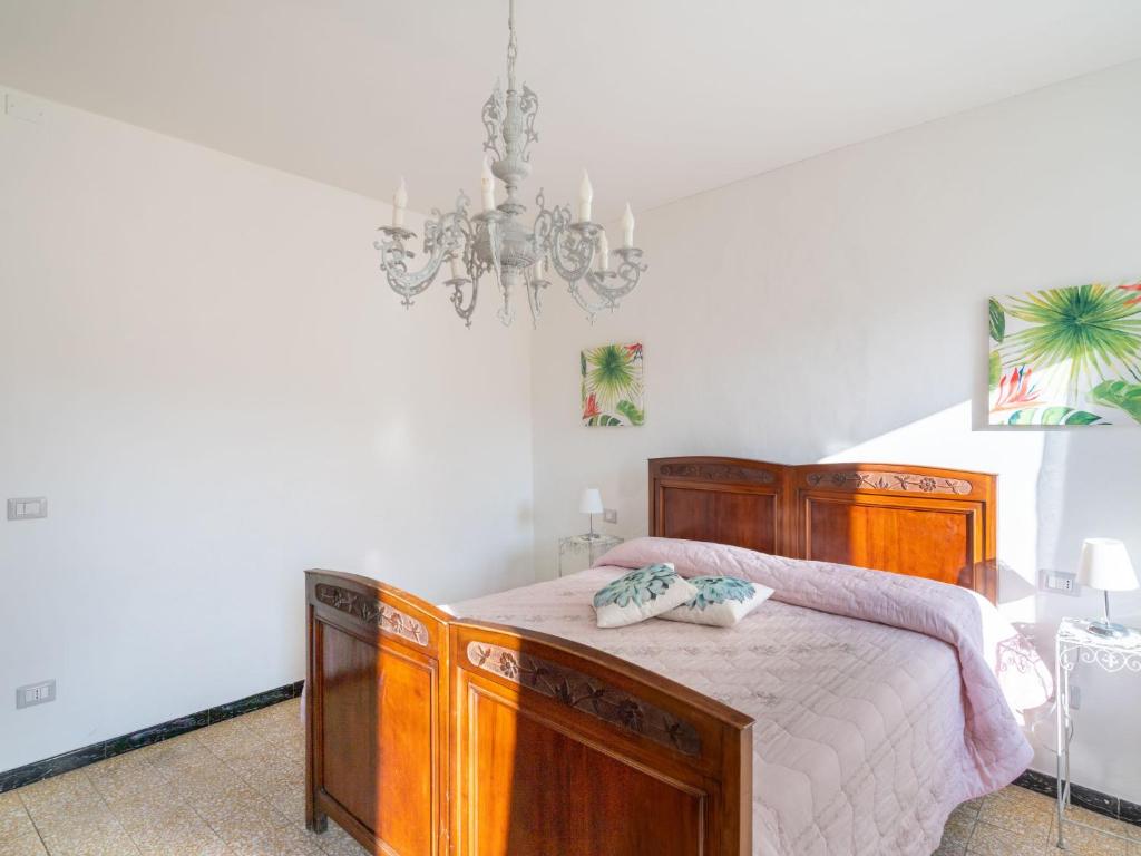 Łóżko lub łóżka w pokoju w obiekcie Apartment Caruggiu - PTB193 by Interhome