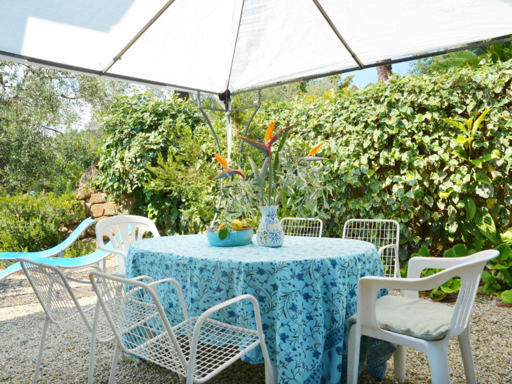 A garden outside Apartment Ivano - PGI125 by Interhome