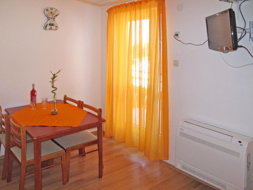 Televízia a/alebo spoločenská miestnosť v ubytovaní Apartment Rudez-2 by Interhome