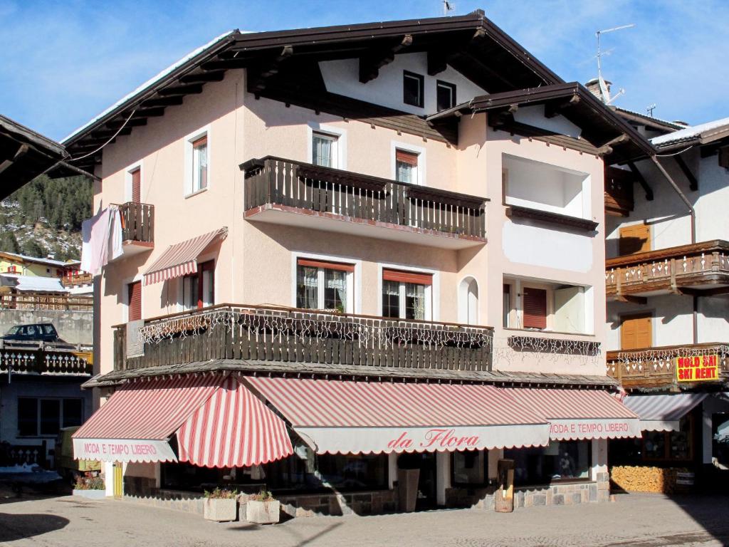 un gran edificio con balcones en un lateral en Apartment Ghetta by Interhome, en Vigo di Fassa