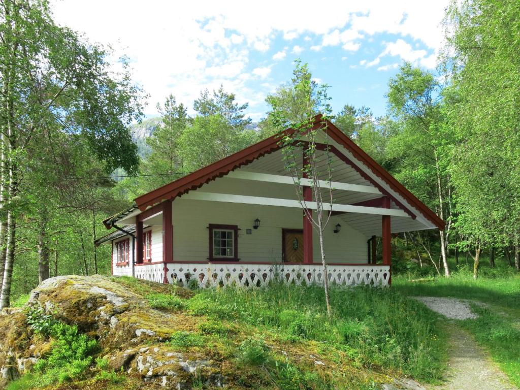 una pequeña casa en medio de un bosque en Chalet Skogstjerna - FJS085 by Interhome en Viksdalen