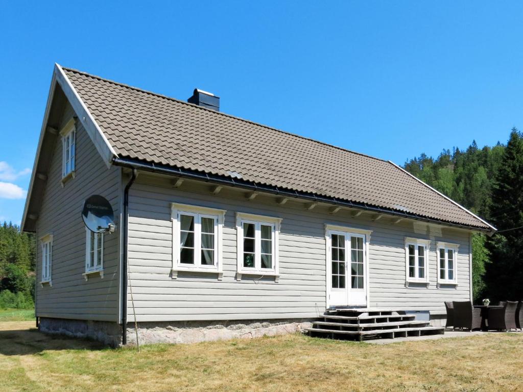 uma pequena casa branca com telhado em Holiday Home Haven - SOO334 by Interhome em Birkeland