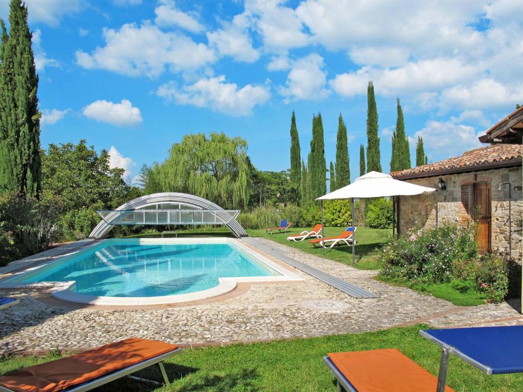 una piscina en un jardín con una casa en Holiday Home Casa Ingrid by Interhome, en San Venanzo