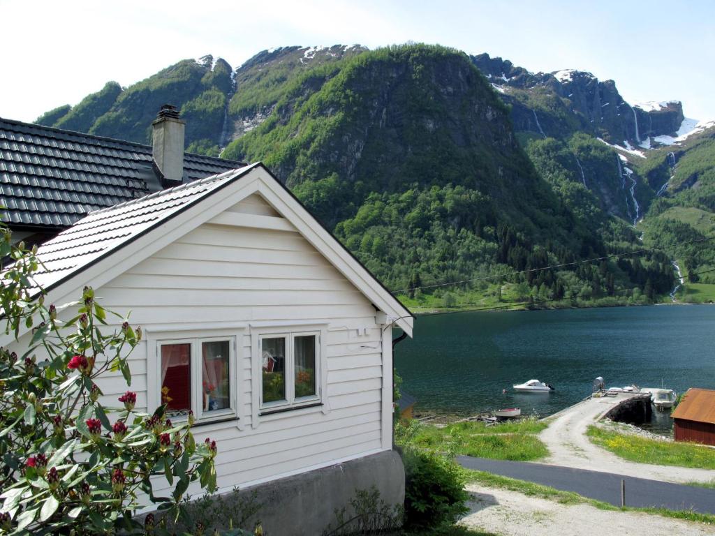 una casa bianca con vista sul lago e sulle montagne di Holiday Home Indresfjord - FJS615 by Interhome ad Åse