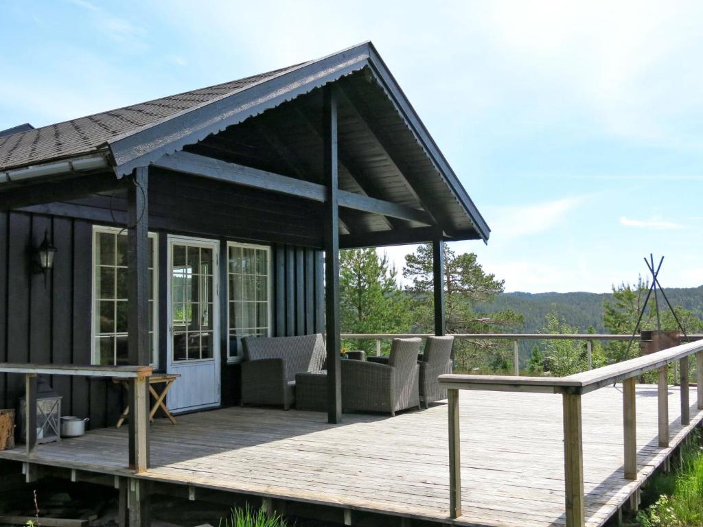 Cette petite maison dispose d'une terrasse et d'une véranda. dans l'établissement Holiday Home Torebu - SOW108 by Interhome, à Øyuvstad
