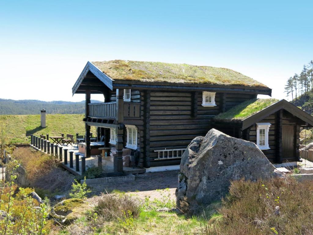 eine Blockhütte mit Grasdach in der Unterkunft Holiday Home Lislebu - SOW115 by Interhome in Fossdal