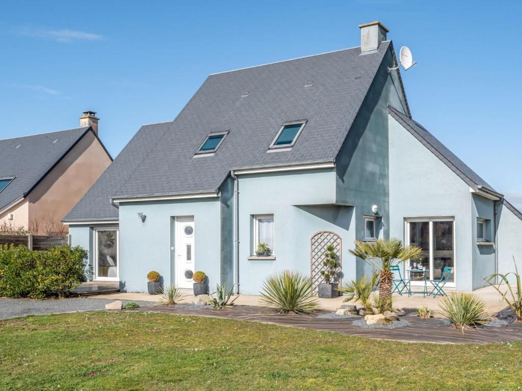 una casa blanca con techo gris en Holiday Home Blue House - BAY403 by Interhome, en Bretteville-sur-Ay