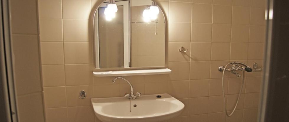 A bathroom at Neon Studios
