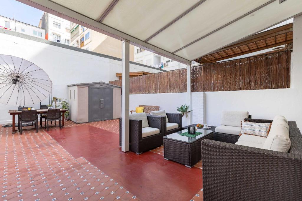バレンシアにあるRuzafa Luis Santangelの屋外リビングルーム(ソファ、テーブル付)