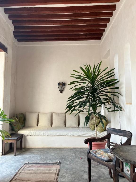 Area soggiorno di Subira House