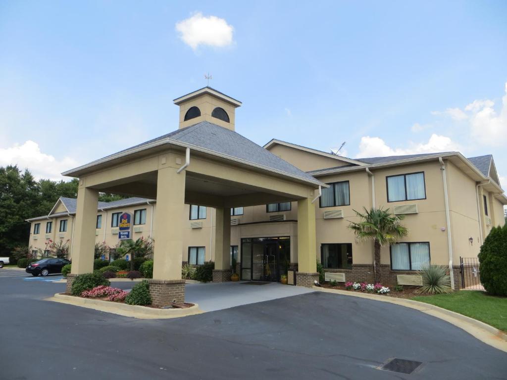 un edificio con una torre de reloj encima en Quality Inn Winder, GA en Winder