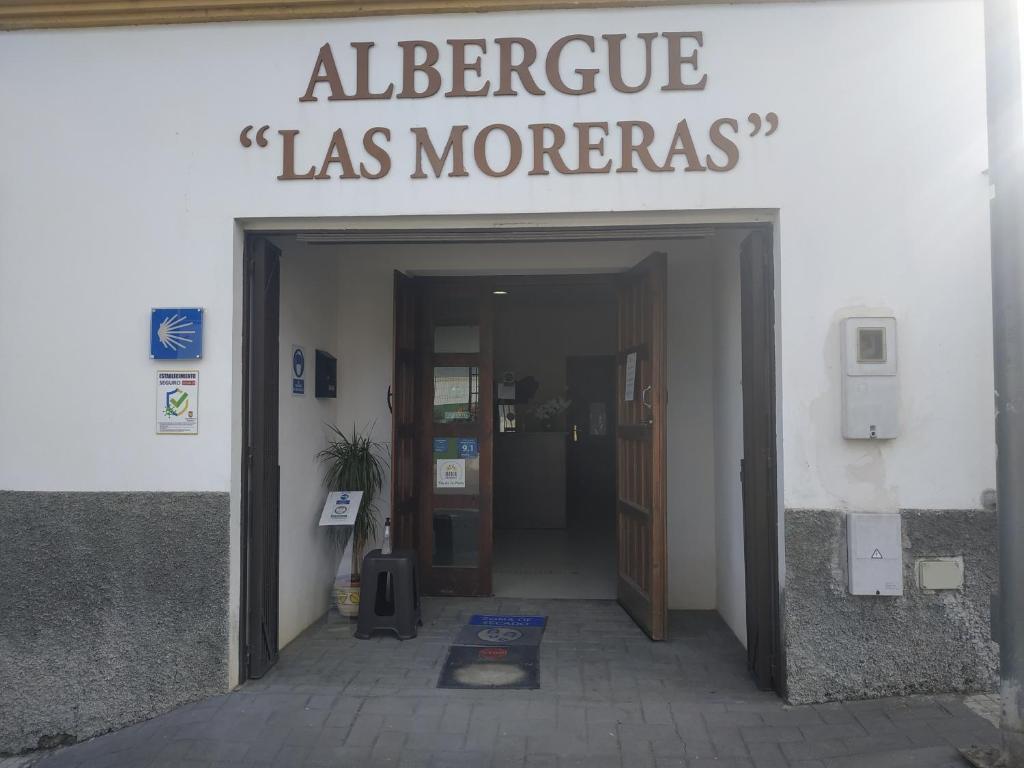 uma entrada para um escritório com um sinal que diz "las morres alternativas" em Albergue Las Moreras em Monesterio
