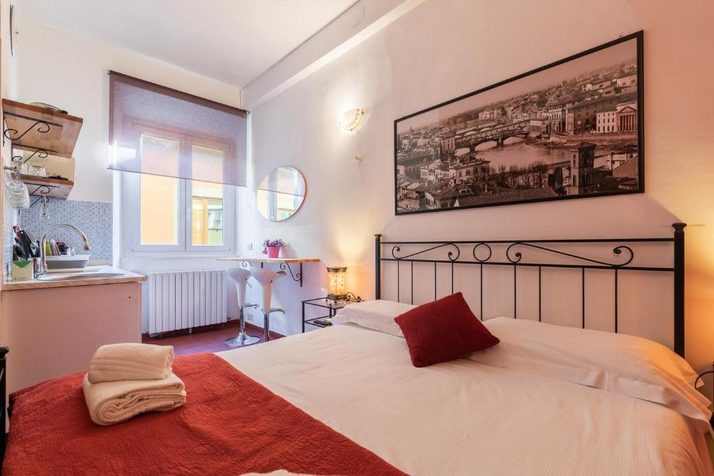 フィレンツェにあるFirenze Rentals Uffiziのベッドルーム1室(赤毛布付きの大型ベッド1台付)