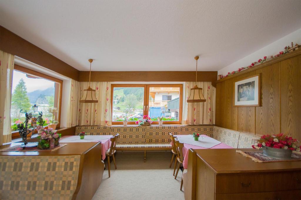 Posteľ alebo postele v izbe v ubytovaní Haus Alpengruß