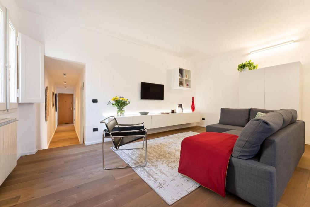 - un salon avec un canapé et une table dans l'établissement Comfort Apartment Panicale, à Florence