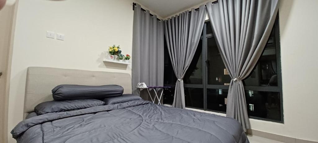 Postel nebo postele na pokoji v ubytování HOMESTAY ARC AUSTIN HILLS JB 4-5pax