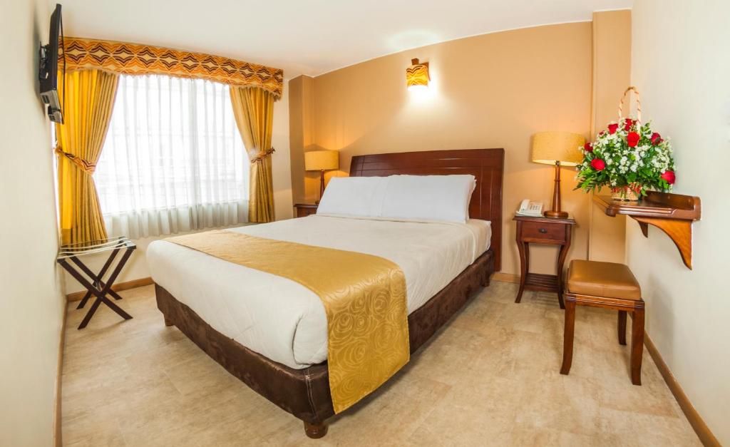 una habitación de hotel con una cama grande en una habitación en ApartaHotel Bogotá Gran Marquez, apartaestudios y Habitaciones, en Bogotá