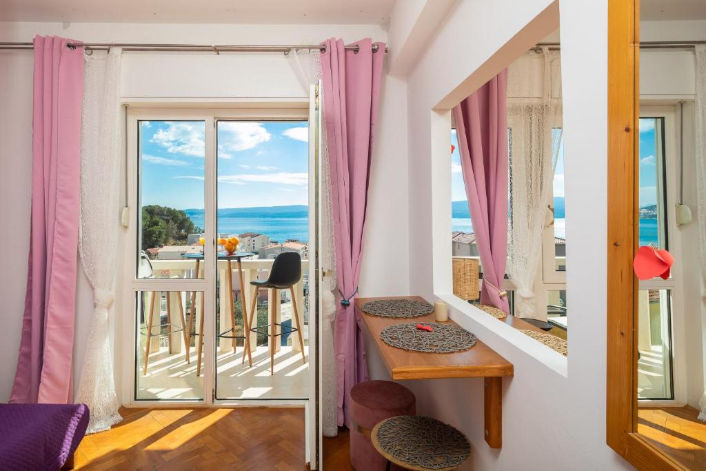 ein Zimmer mit Balkon und Meerblick in der Unterkunft Golden View Apartment in Duće