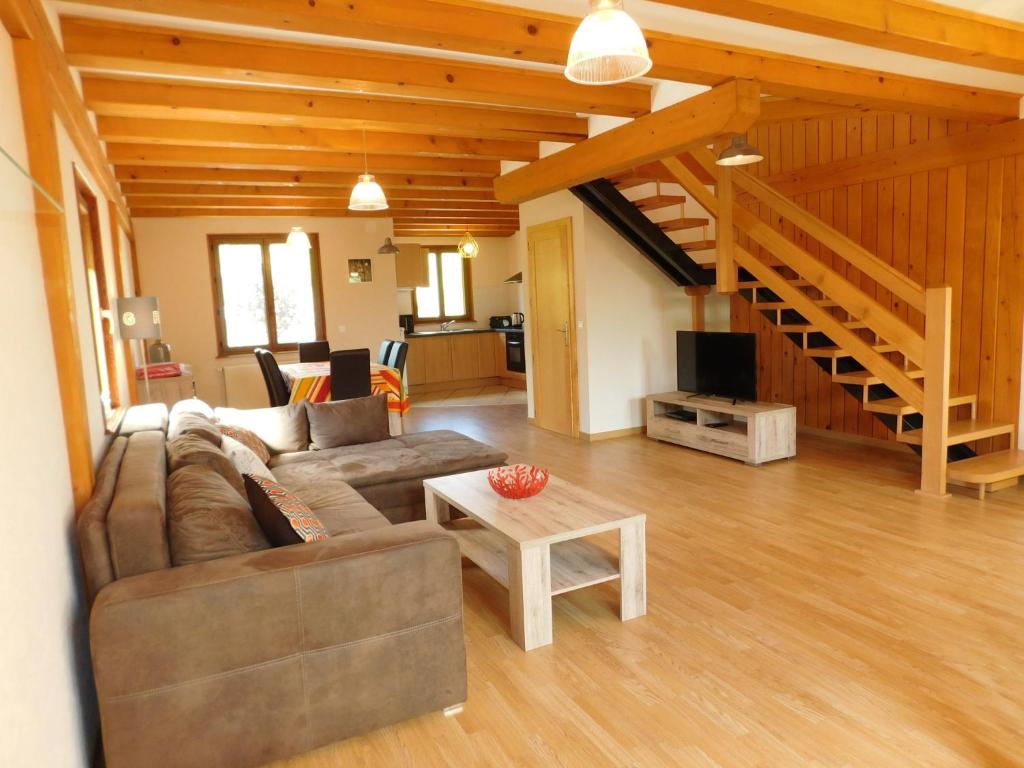 - un salon avec un canapé et un escalier dans l'établissement CREMANT - Appartement Spacieux et lumineux - Parking gratuit, à Riquewihr